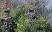 Babinsa Turun Langsung Tangani Karhutla di Bagan Besar Timur Dumai