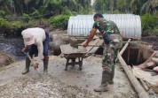Gotong Royong TNI dan Warga Percepat Pembangunan Jembatan Armco di Sungai Sembilan
