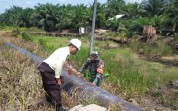 Patroli Jalur Pipa PHR di Sungai Sembilan, Babinsa Sosialisasikan Bahaya Aktivitas di Area Pipa