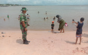 Sertu Ramli Giat Pengamanan di Pos Pelayanan Pantai Koneng