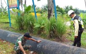Patroli Teritorial, Babinsa Dumai Pastikan Keamanan Jalur Pipa Minyak PHR