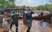 TNI Gotong Royong Pelangsiran Material Jembatan Gantung di Sungai Sembilan