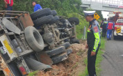 Truk Sawit Terbalik di Jalan Tol Pekanbaru-Dumai, Tabrak Pembatas Jalan