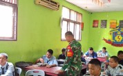 Dukung Peningkatan Gizi, Babinsa Dumai Pastikan Distribusi Tepat Sasaran
