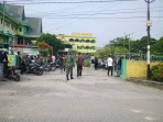 Babinsa Kodim 0320/Dumai Bersama Warga Bersihkan Sampah dan Parit di Bumi Ayu