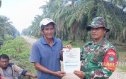 Babinsa Kelurahan Guntung Edukasi Warga tentang Maklumat Forkopimda Pencegahan Karhutla