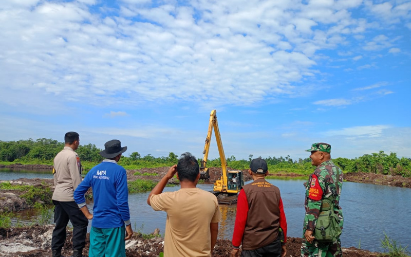 Serma Fahrizal Purba Patroli Gabungan dan Pantau Pembuatan Embung