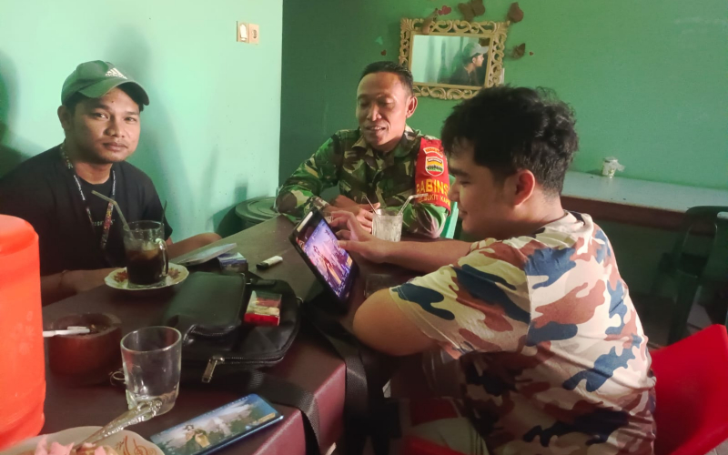 Patroli, Babinsa dari Koramil 02 Cek Keamanan Jalur Pipa Minyak