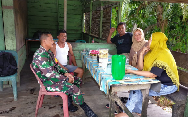 Patroli Pengamanan Aktivitas di Area Pipa Minyak PHR oleh Serda Iwan