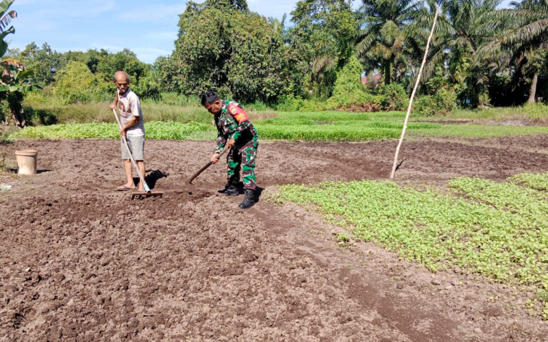 Babinsa Sertu Mahyudin Patroli, Sampaikan Pesan Kepada Masyarakat Terkait Pencegahan Karhutla