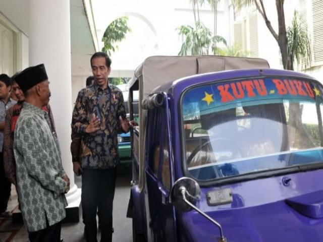 Tingkatkan Minat Baca, Presiden Jokowi Minta Biaya Pengiriman Buku Bagi Pegiat Literasi Digratiskan