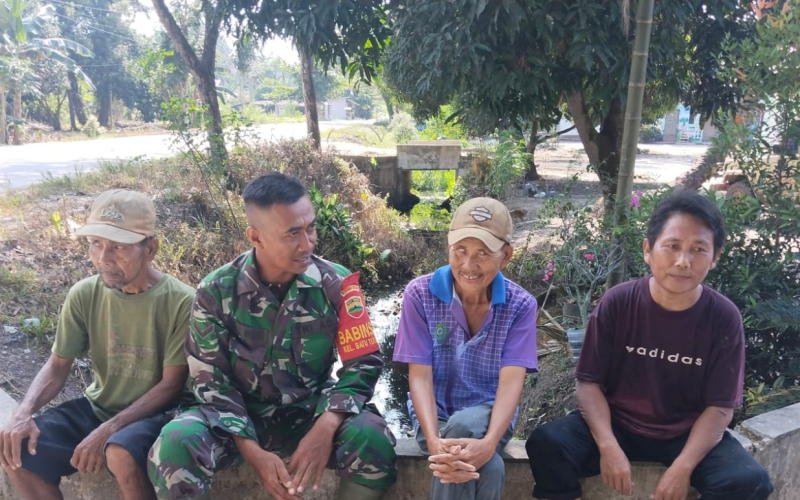 Pererat Silaturahmi, Babinsa Koramil 03 Sungai Sembilan Gelar Komsos di Basilam Baru