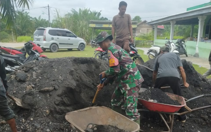 Jaga Lingkungan, Babinsa Bangsal Aceh Gotong Royong Bersama Warga