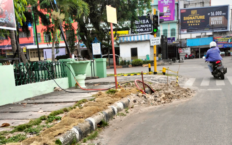 Pekerjaan Penanaman Kabel Optik Telkom Rusak Sarana dan Prasarana Umum, Warga Berikan Komentar Menohok