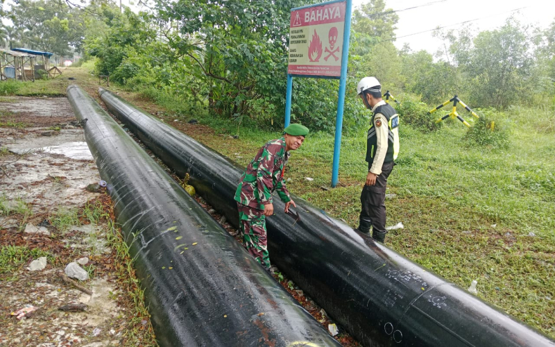 Babinsa Koramil 01 Sosialisasi di Jalur Pipa Minyak Wilayah Bukit Kapur
