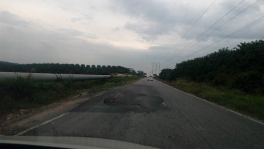 Proyek Tambal Sulam Jalan Lintas Siak Terkesan Asal-asalan