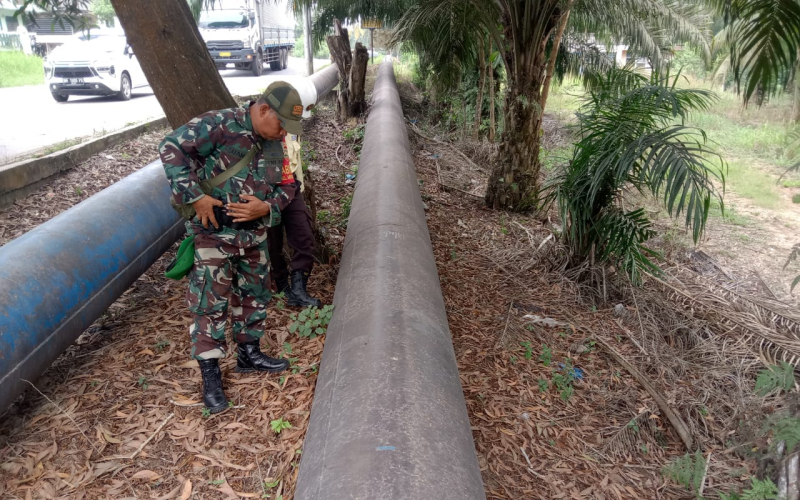Tak Henti, Babinsa Koramil 01 Lakukan Patroli Rutin di Area Pipa Minyak