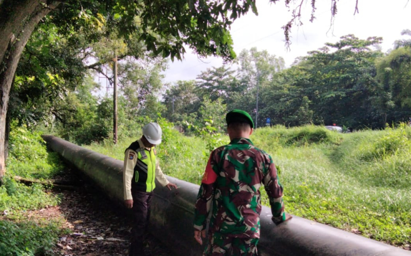 Amankan Objek Vital Nasional, Babinsa Koramil 01 Dumai Patroli Jalur Pipa PHR