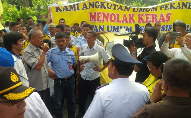 Demo Ratusan Sopir Taksi Tak Membuahkan Hasil