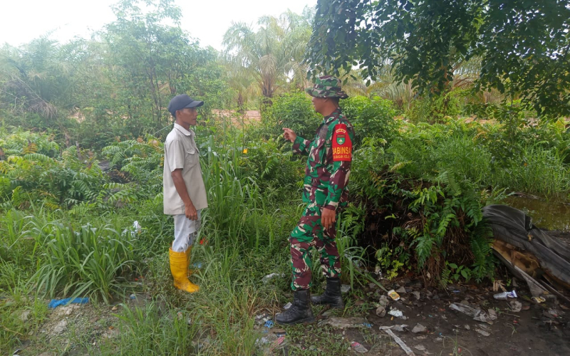 Serda Priyo Sosialisasikan Bahaya Karhutla Sambil Dampingi Warga Tanam Kangkung