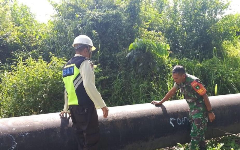 Perkuat Binter, Babinsa Koramil 01 Laksanakan Patroli dan Sosialisasi Keamanan Pipa Minyak