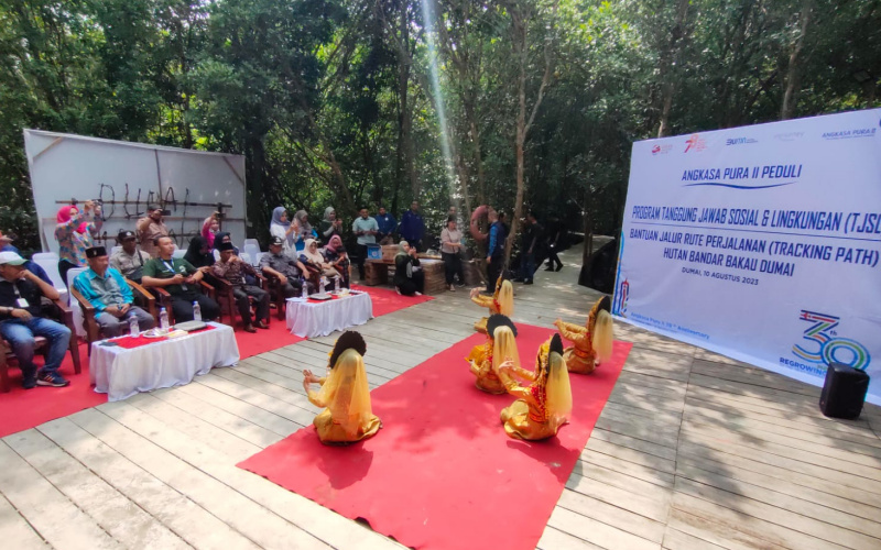 PT Angkasa Pura 2 Bandara Sultan Syarif Kasim 2 Pekanbaru Bantu Tracking Path Hutan Bandar Bakau