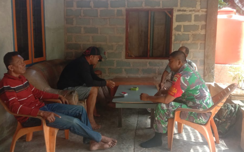 Babinsa Teluk Makmur Gelar Komsos, Pastikan Situasi Kondusif Jelang Pilkada