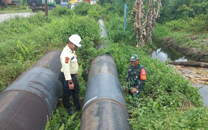 Personel Koramil 02 Patroli Jaga Keamanan Pipa Minyak Pertamina