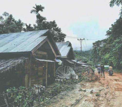 Jalur Sumbar-Riau Masih Dialihkan ke Kiliranjao, Petugas Fokus Bersihkan Material Longsor dan Perbaikan Jalan Amblas