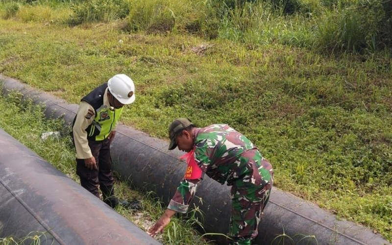 Patroli Rutin Jalur Pipa, Babinsa Imbau Warga Tidak Beraktivitas di Zona Pipa