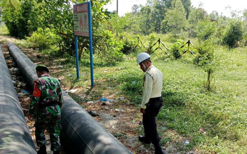 Cegah Gangguan Keamanan, Sertu Samsuddin Patroli dan Sosialisasi di Jalur Pipa Pertamina Dumai
