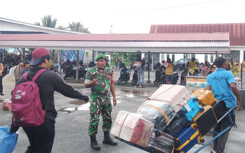Dukung Operasi Lilin, Babinsa Buluh Kasap Amankan Arus Penumpang Ferry Nataru