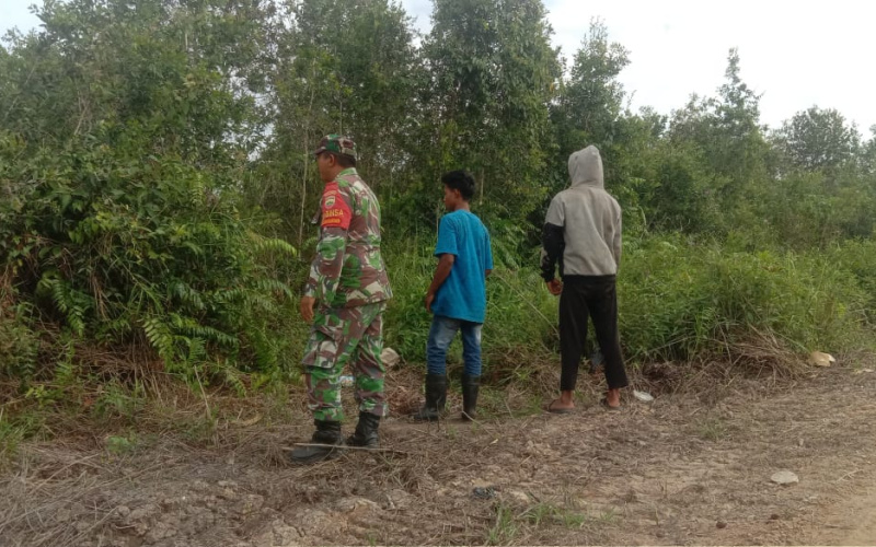 Babinsa Teluk Makmur Laksanakan Patroli dan Sosialisasi Karlahut