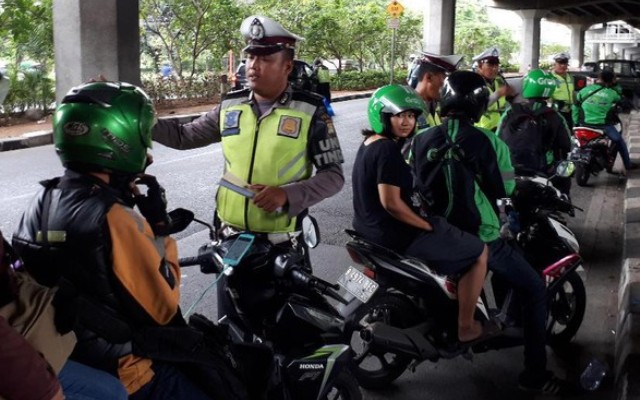 Pengendara yang Merokok dan Pakai Headset Dijalan Bakal Ditindak, Polri : Berkendara Butuh Konsentrasi