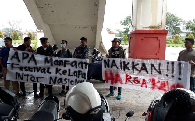 Ketua Komisi I Sambut Massa Gerakan Peduli Petani Kelapa Inhil Demo di Kantor DPRD