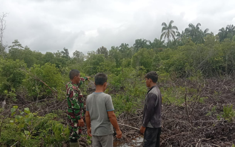 Tingkatkan Kewaspadaan, Babinsa Ajak Warga Hindari Pembakaran Lahan