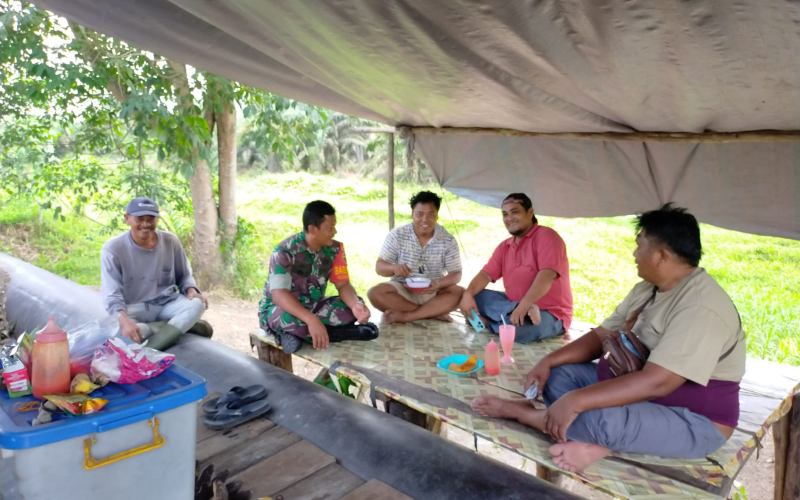 TNI dan Warga Bangsal Aceh Semakin Akrab, Babinsa Gelar Komsos di Sungai Sembilan