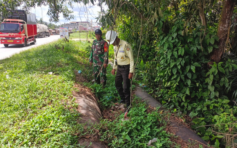 Patroli Keamanan, Babinsa Koramil 02 Bersinergi Jaga Lingkungan