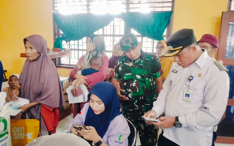 Babinsa Koramil 02 Kawal Proses Penyaluran Bantuan Pangan Agar Berjalan Tertib