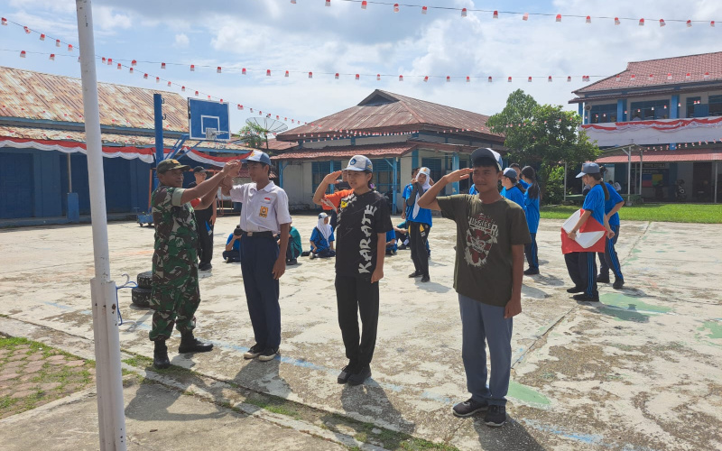Babinsa Rimba Sekampung Latih Paskibraka di SMK Erna Dumai