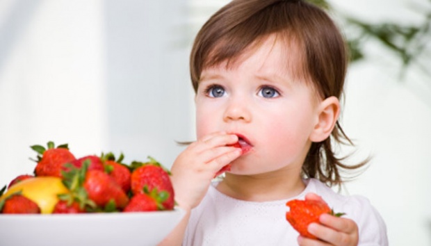 Risiko Beri Makanan Padat pada Bayi di Bawah 6 Bulan