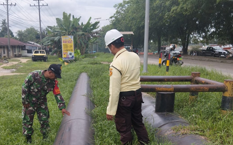 Patroli Bersama SKK Migas, Babinsa Dumai Pastikan Keamanan Jalur Pipa