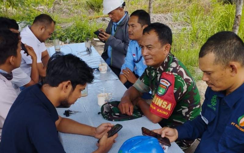 Koramil 03 Sungai Sembilan Gelar Komsos, Serma Tarmin Tekankan Kedekatan dengan Warga