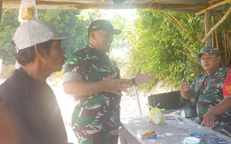 Babinsa Koramil 02 Bukit Kapur Gencarkan Patroli dan Sosialisasi Cegah Karhutla di Dumai
