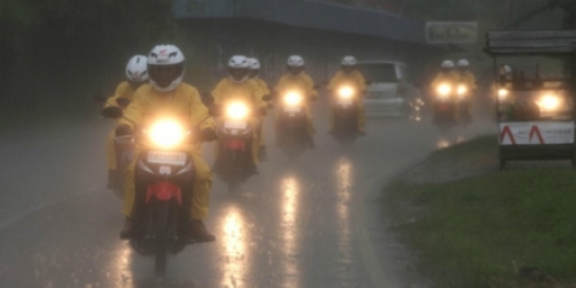 Ini 12 Hal Perlu Diperhatikan Para Bikers Berkendara Saat Hujan