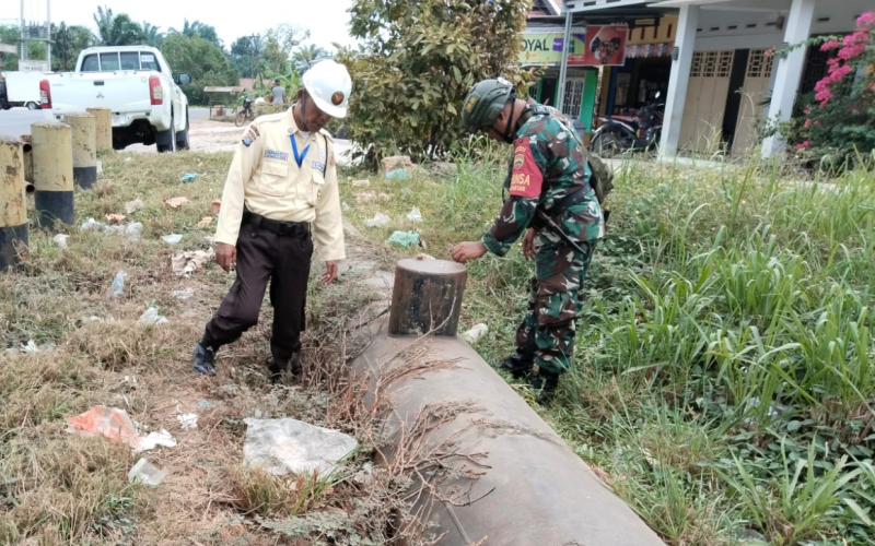 Babinsa Koramil 01 Rutin Patroli, Jaga Keamanan di Jalur Pipa Minyak PHR