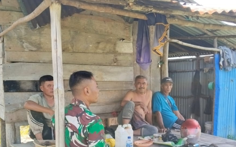 Patroli Karhutla Babinsa di Tanjung Penyembal, Lahan Gambut Dipantau Ketat