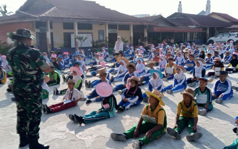 Di SMPN 4 Dumai, Babinsa Koramil 01 Beri Pelatihan Baris Berbaris