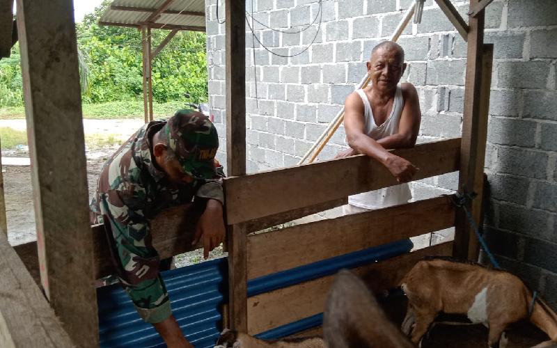Babinsa Mekarsari Berikan Tips Kebersihan di Peternakan Masyarakat