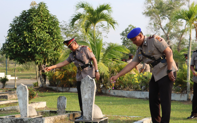Polres Dumai Ziarah ke Taman Makam Pahlawan, Peringati Hari Bhayangkara